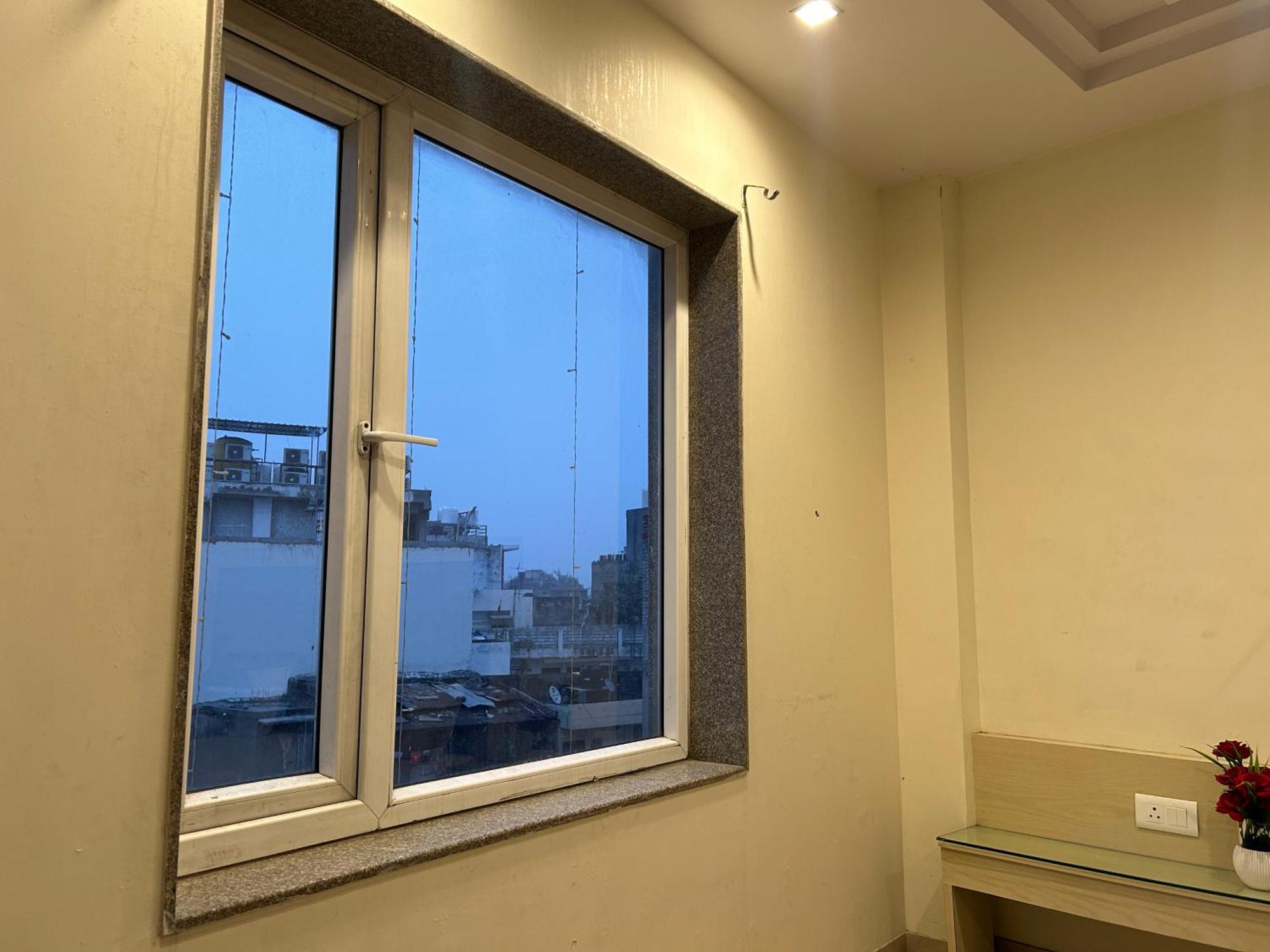 Saphire Dlx Near Railway Station *