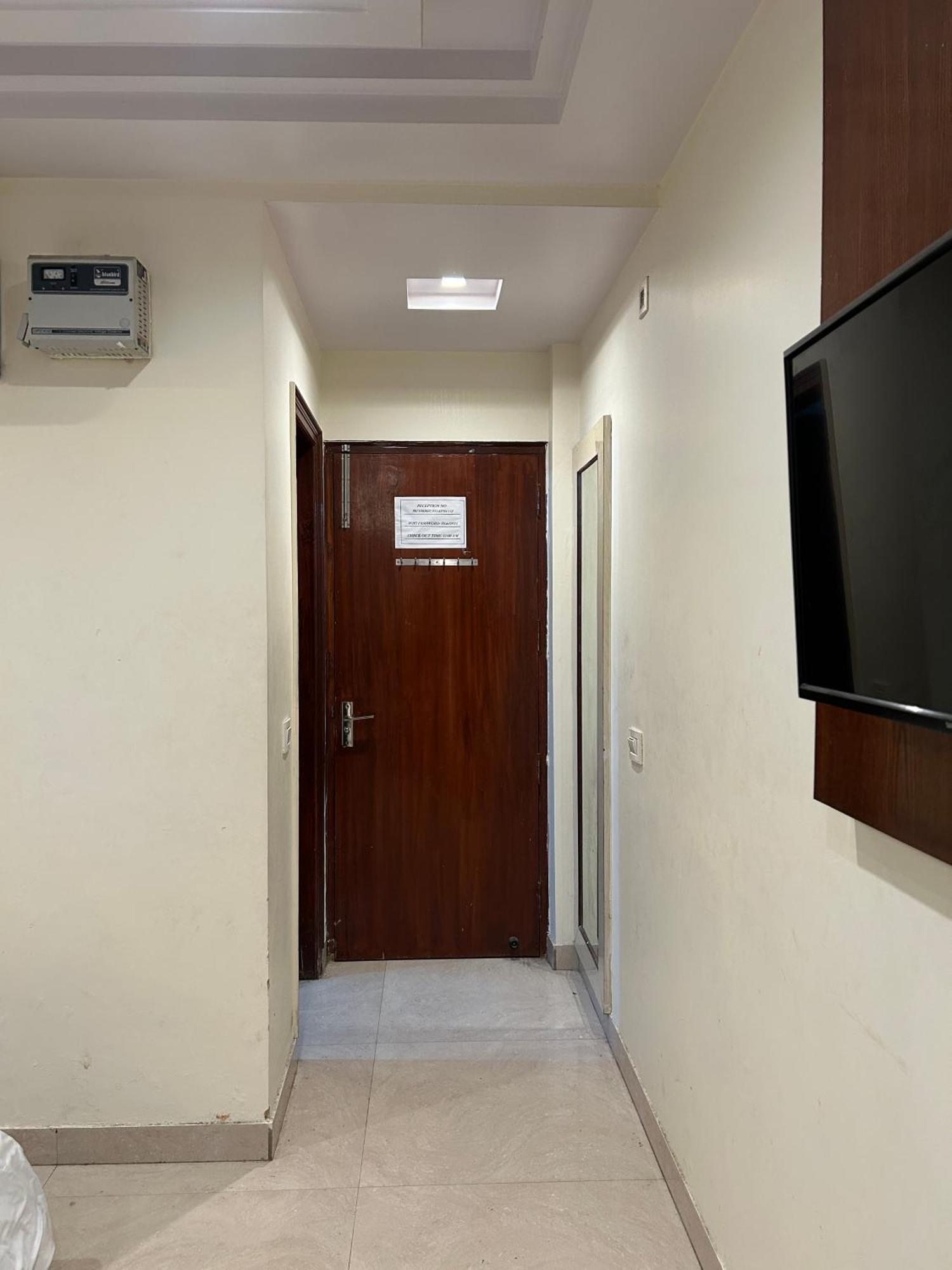 Saphire Dlx Near Railway Station * New Delhi