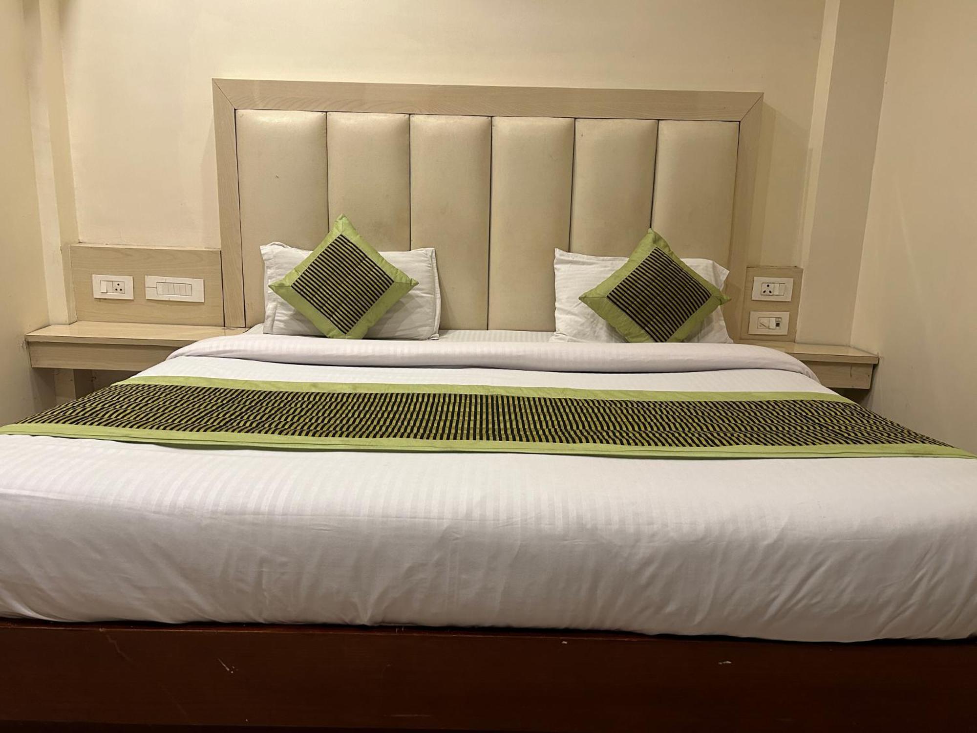 Saphire Dlx Near Railway Station Guest house *